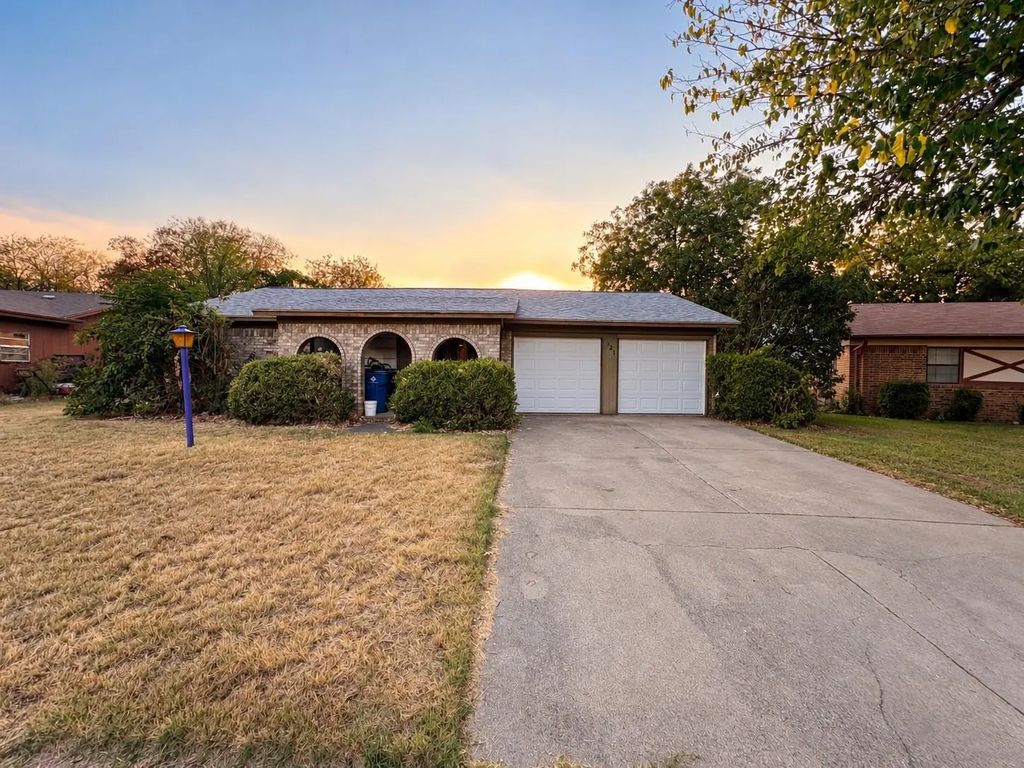 321 Quail Creek Drive, Crowley