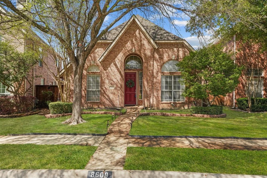 8609 Old Oak Drive, Irving