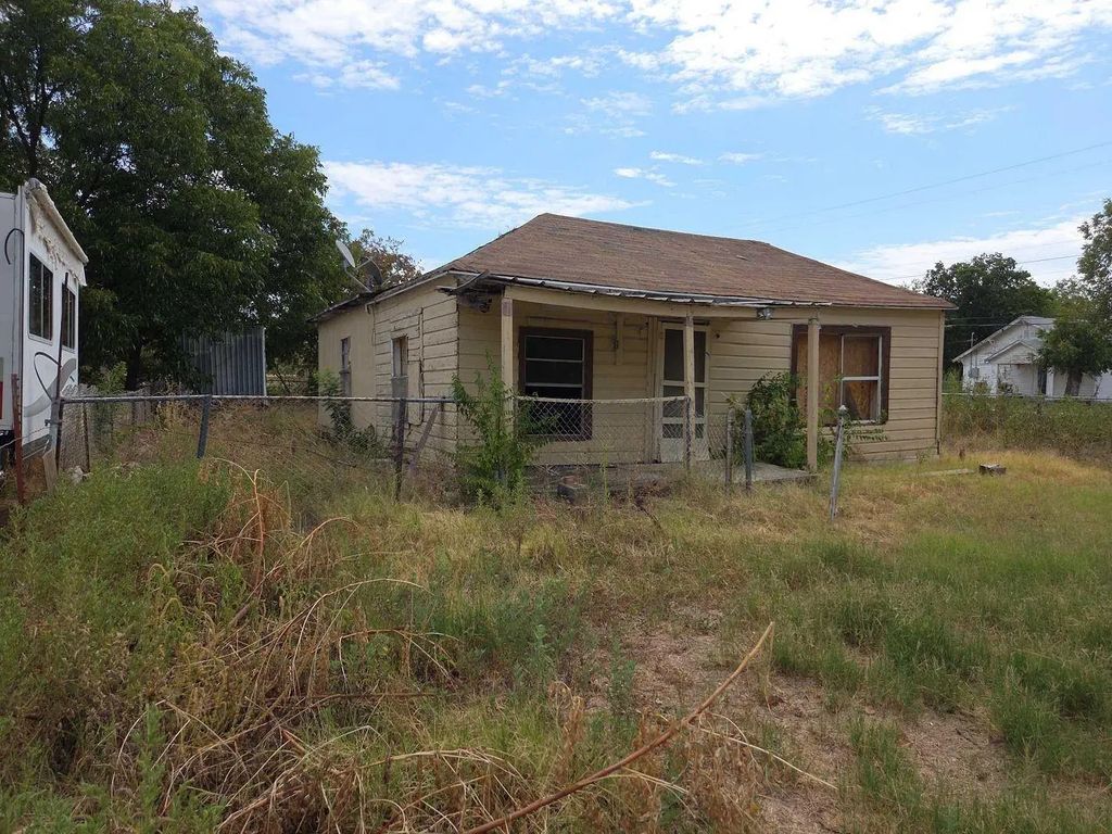 1015 S Pecos Street, Coleman