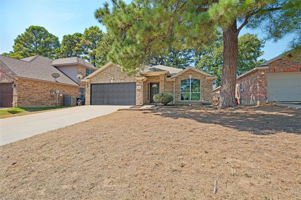 536 Cross Ridge Circle N, Fort Worth