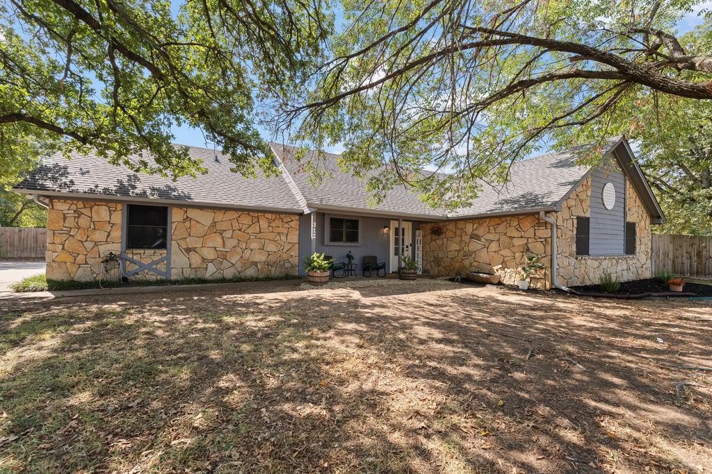 312 Trailwood Drive, Joshua