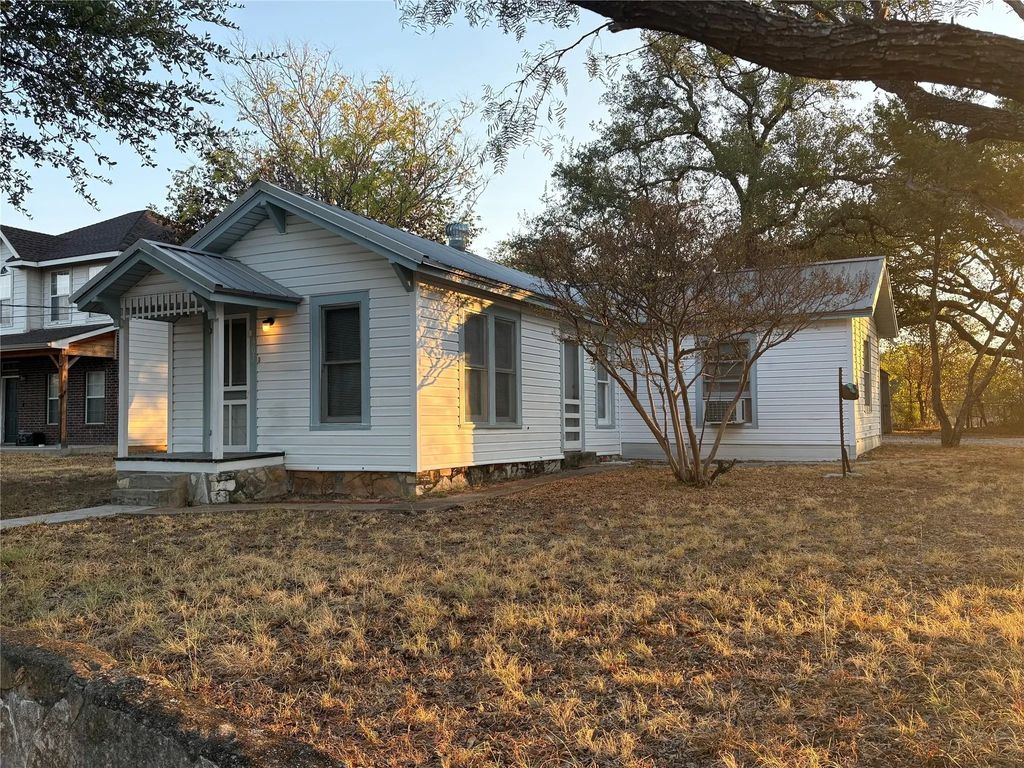 407 Paluxy Street, Glen Rose