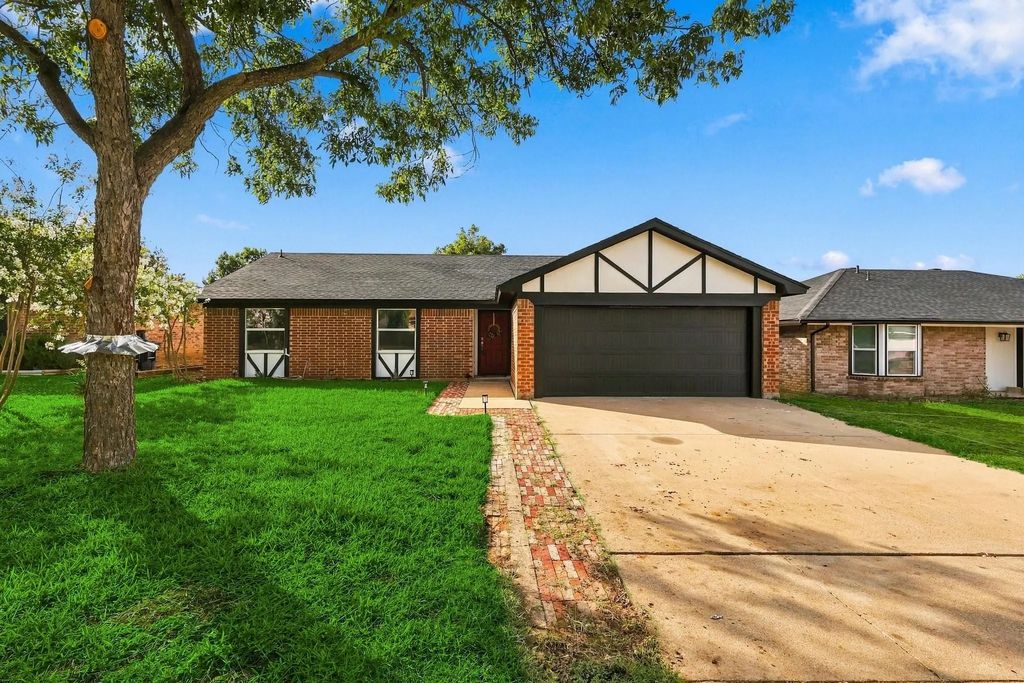3113 Meadowmoor Street, Fort Worth
