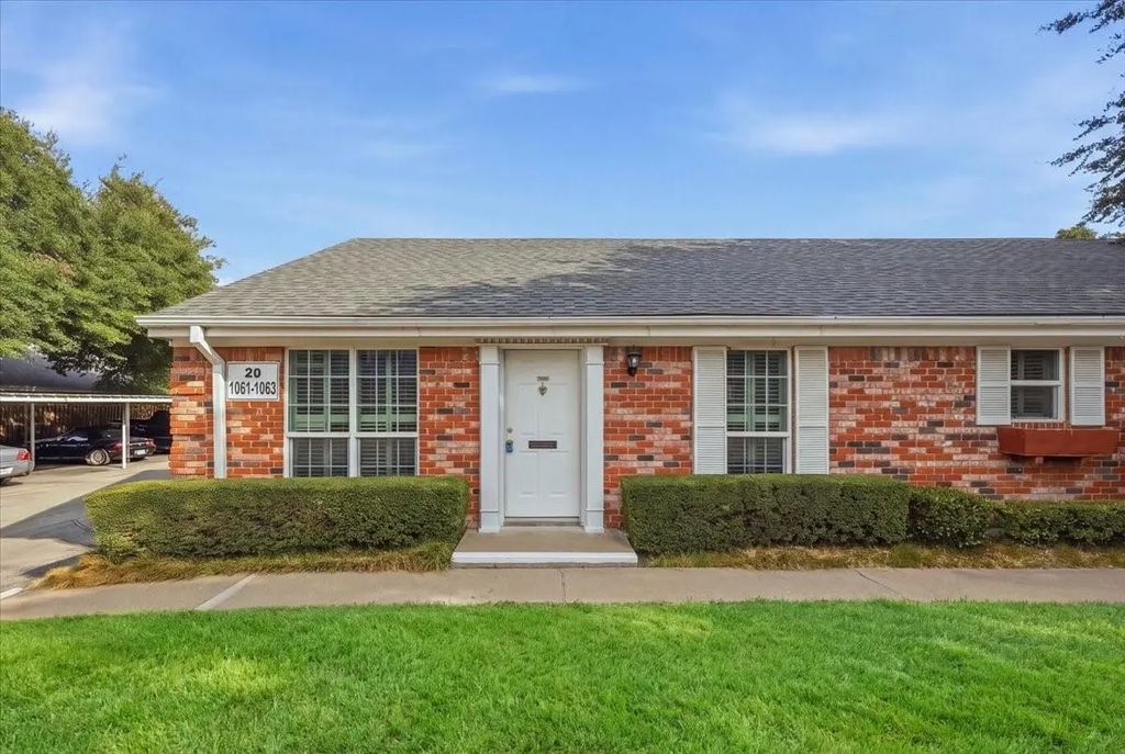 1061 Roaring Springs Road, Fort Worth