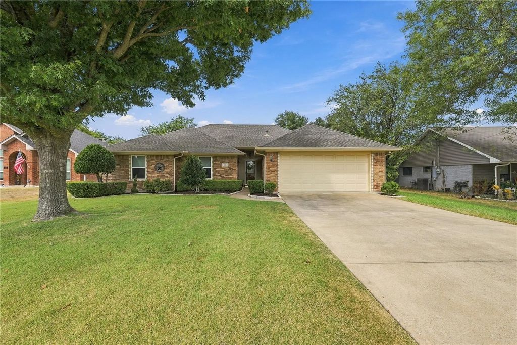 120 Country Drive, Waxahachie