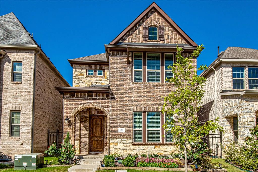 636 Courtyard Lane, Irving