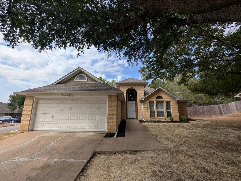 4901 Dax Drive, Fort Worth