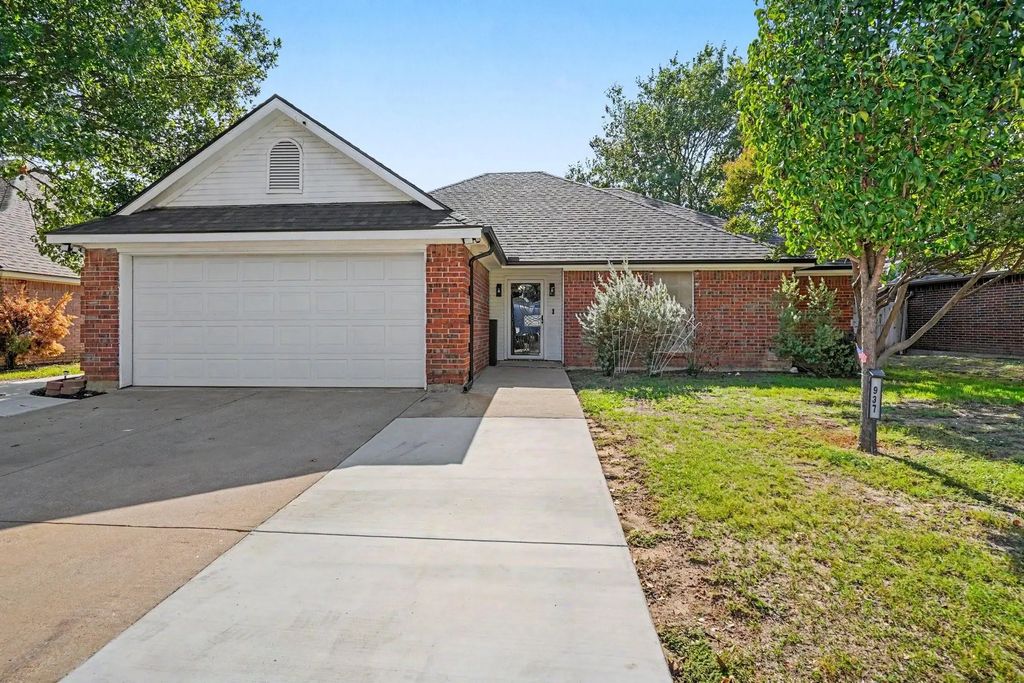 937 Jessica Drive, Burleson