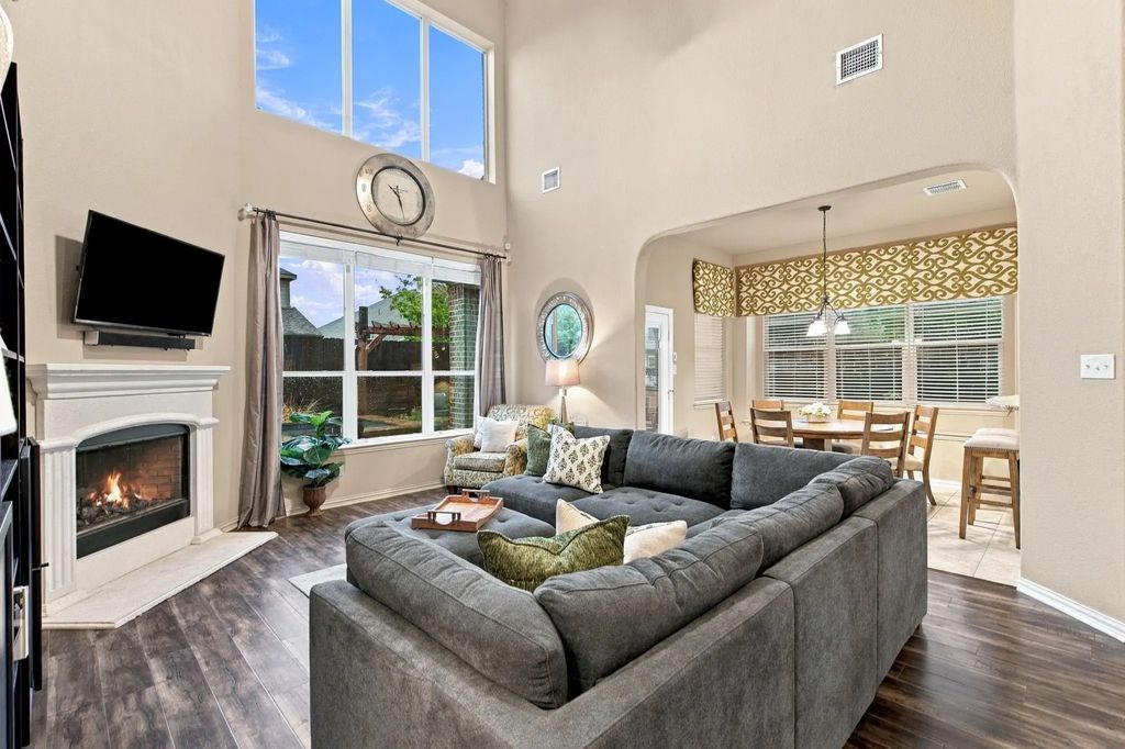 1229 Realoaks Drive, Fort Worth