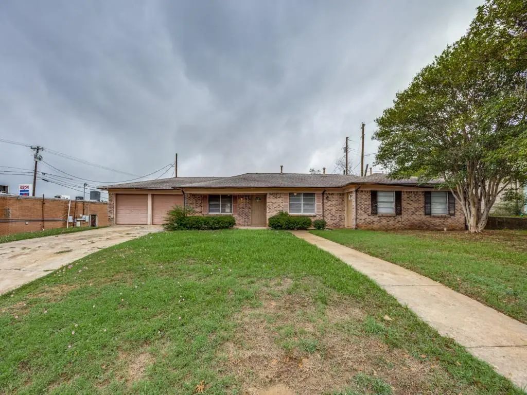 1706 S Travis Avenue, Denison