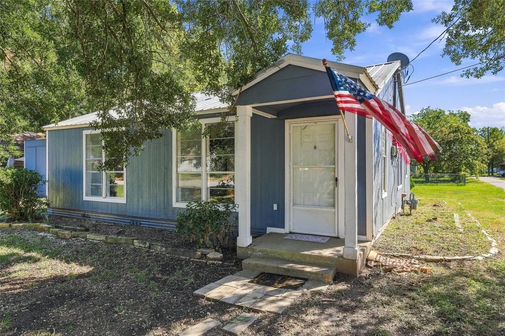 2530 W Elm Street, Denison
