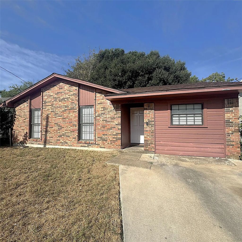 1320 S Rockwall Avenue, Terrell