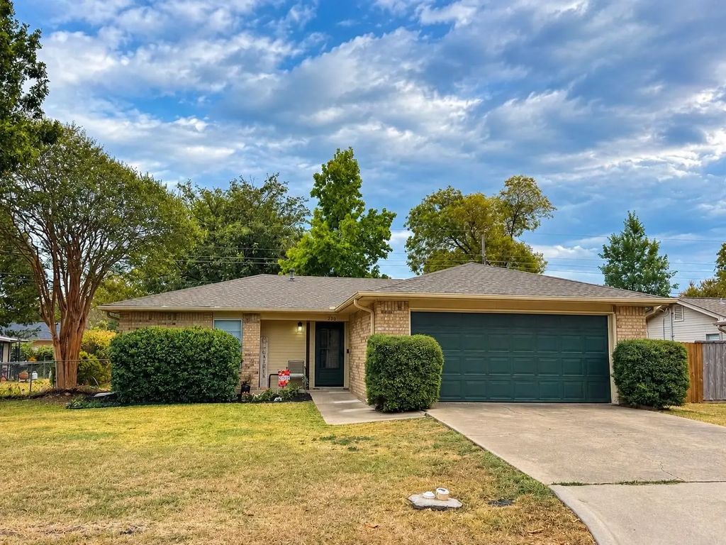 220 Etta Avenue, Waxahachie