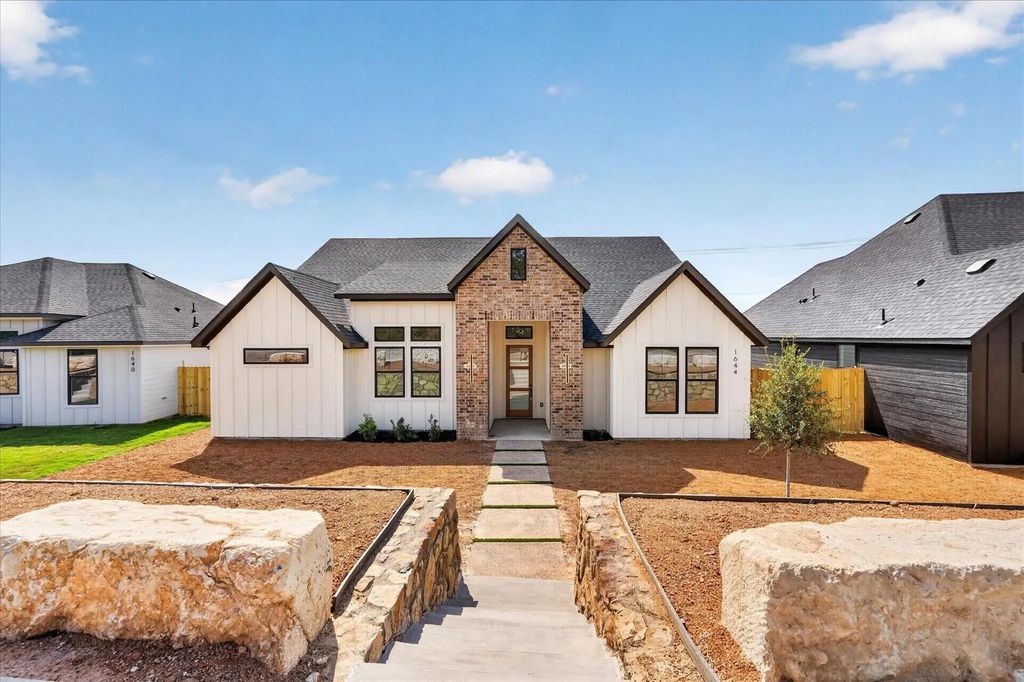 1644 W Wintergreen Road, Lancaster