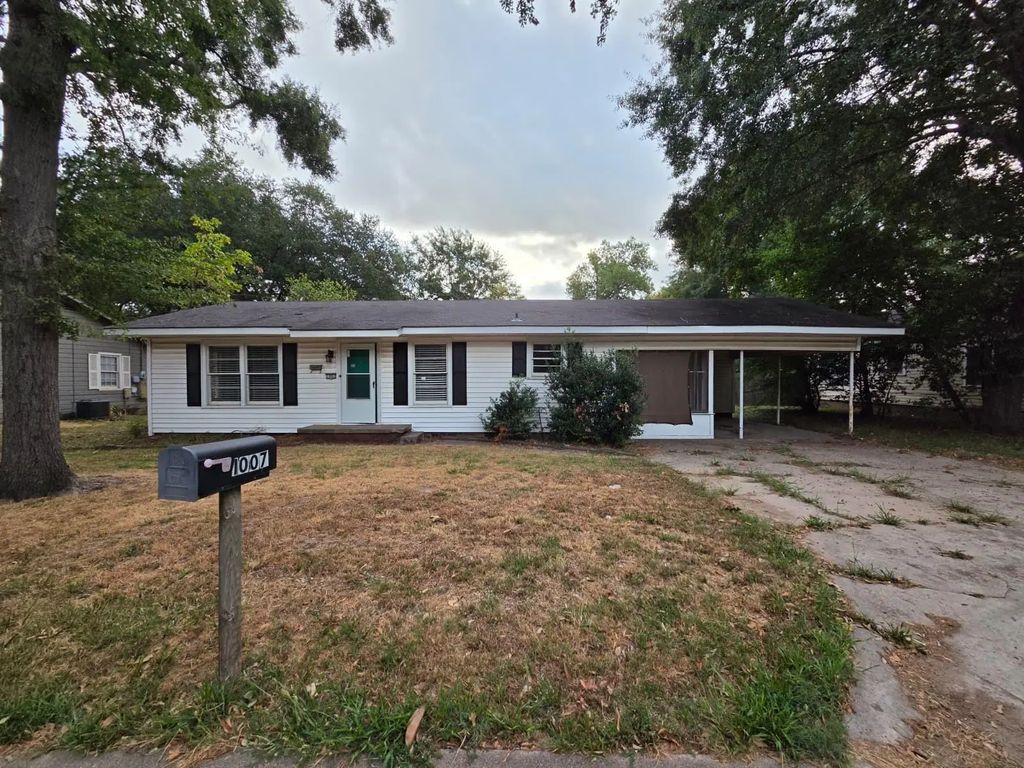 1007 N Montgomery Street, Gilmer