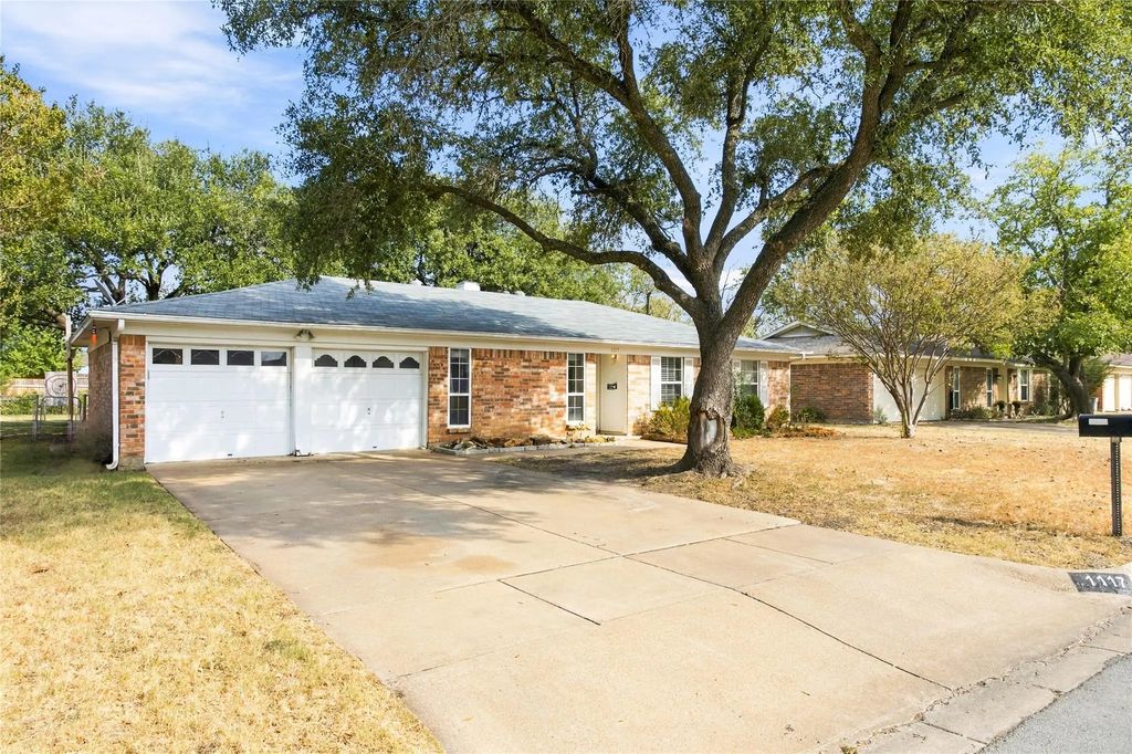 1117 Cozby Street E, Benbrook