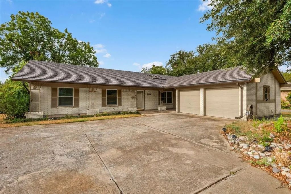 8933 Kincaid Drive, Benbrook
