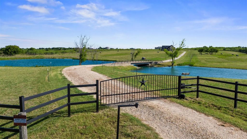 15949 E Us Highway 190, Rogers