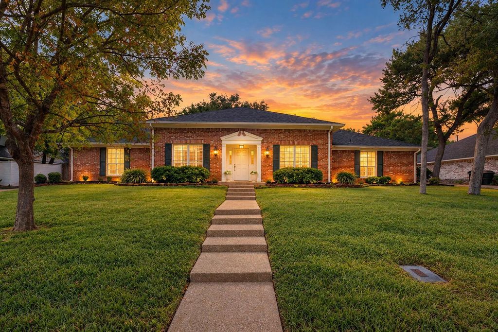 202 Trailview Drive, Woodway