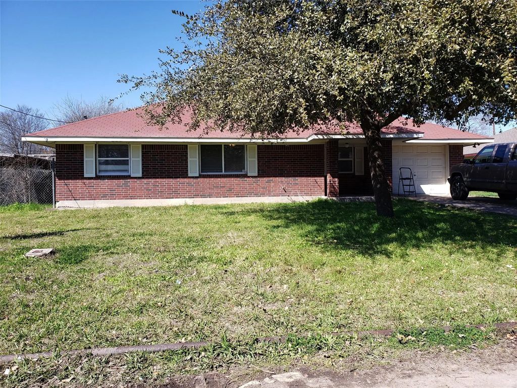 102 Avenue G, Lacy Lakeview
