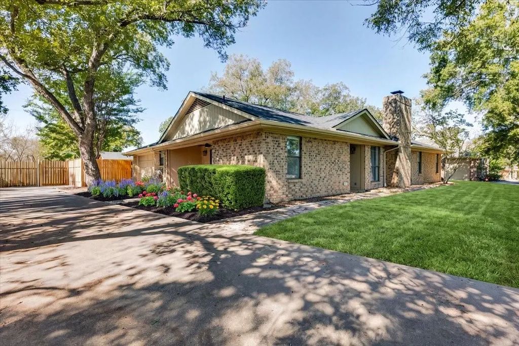 8105 Ravenswood Road, Granbury