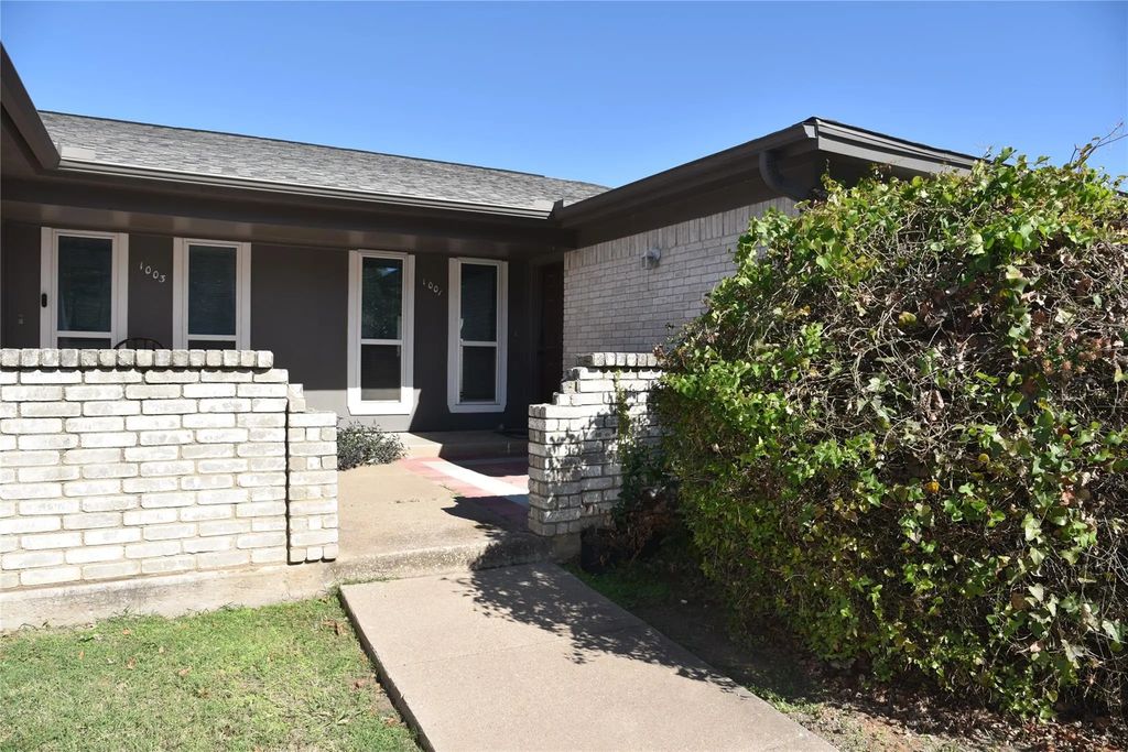 1001 Roky Court, Fort Worth