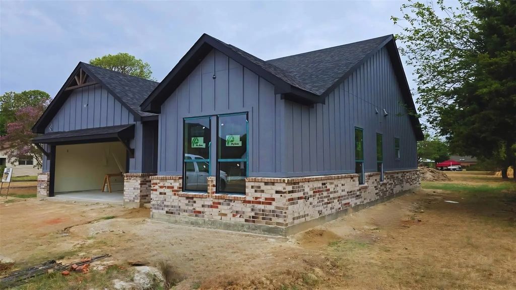106 Meadow Heath Drive, Gun Barrel City