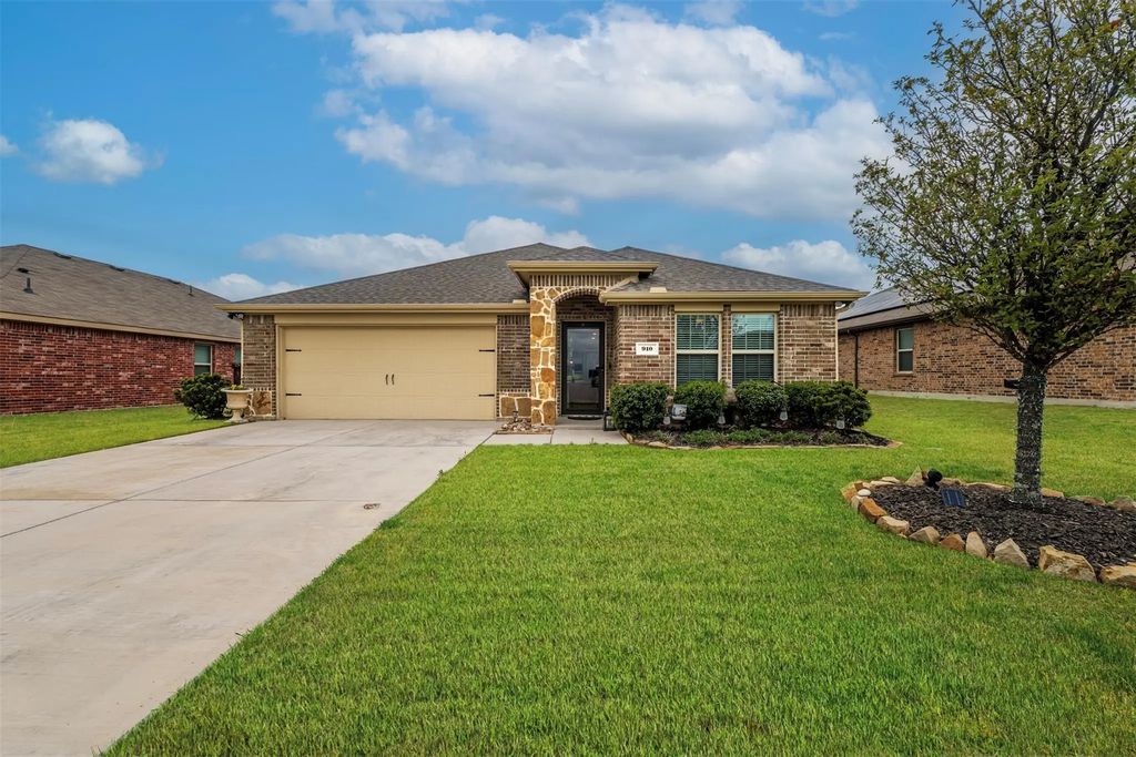 910 Community Way, Royse City
