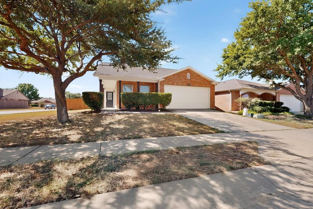 8924 Wagon Trail, Cross Roads