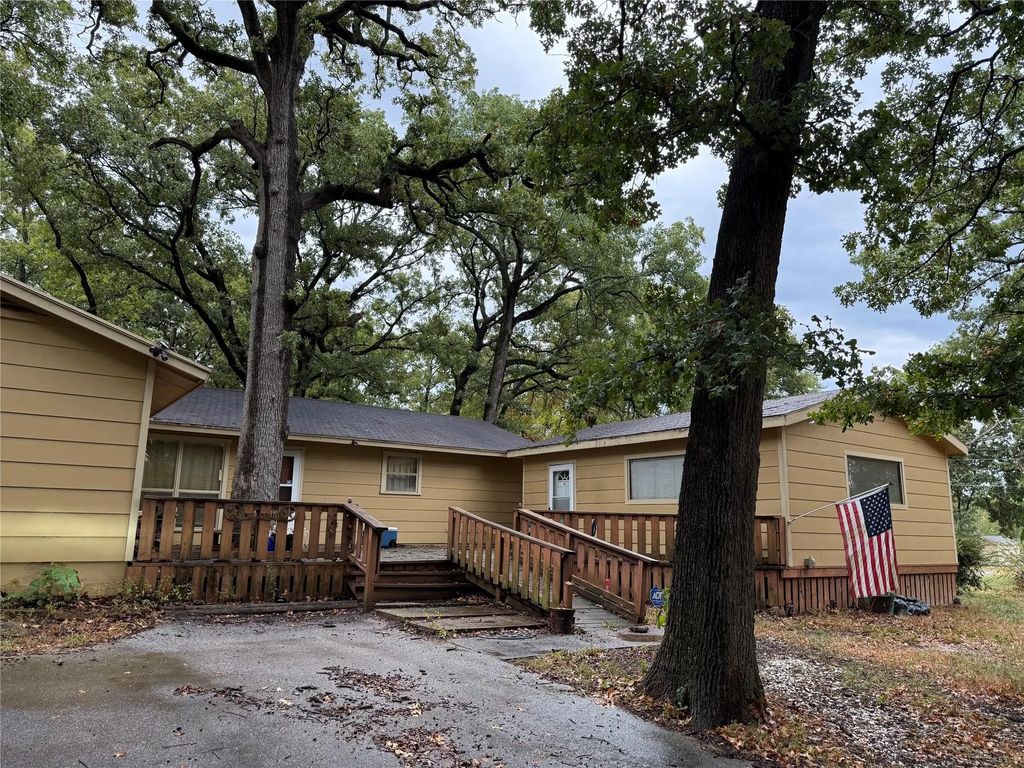 114 Los Arboles Street, Gun Barrel City