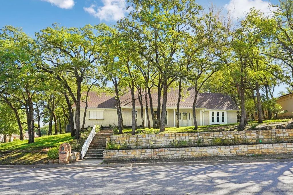 2872 Hurstview Drive, Hurst
