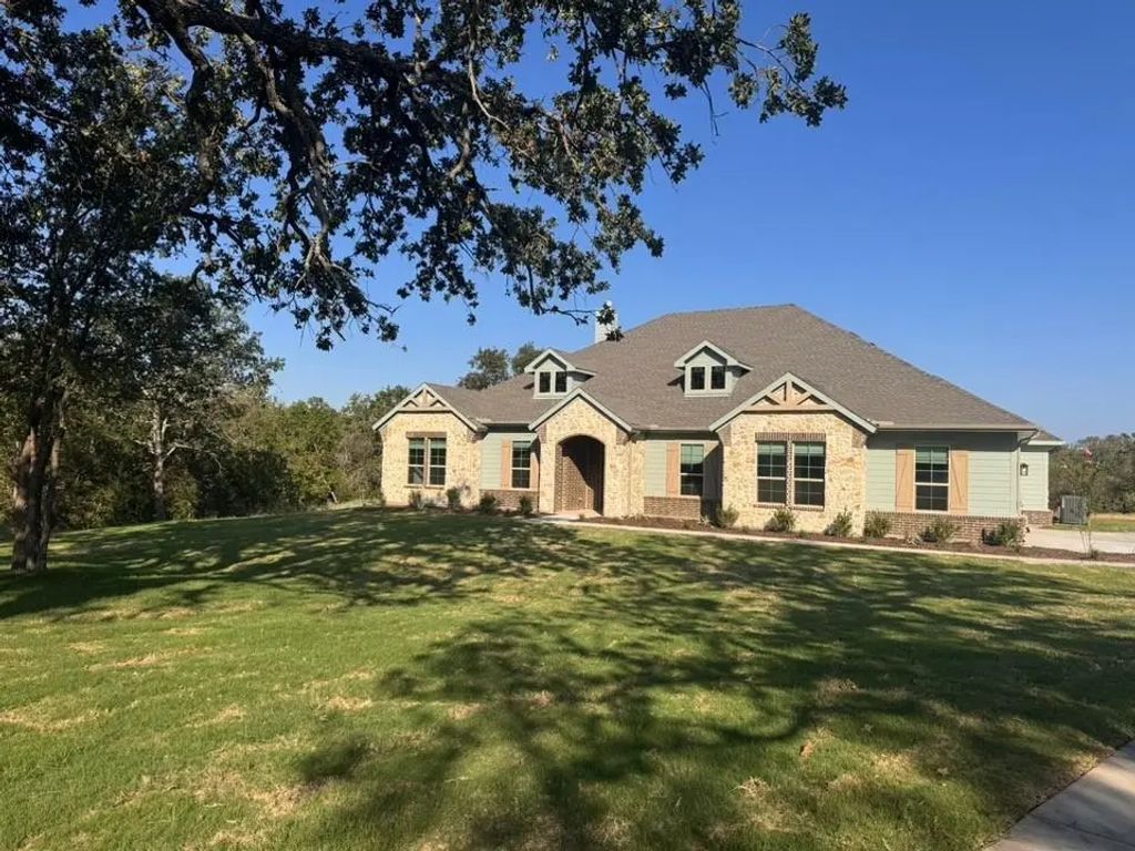 193 Oak Grove Way, Springtown