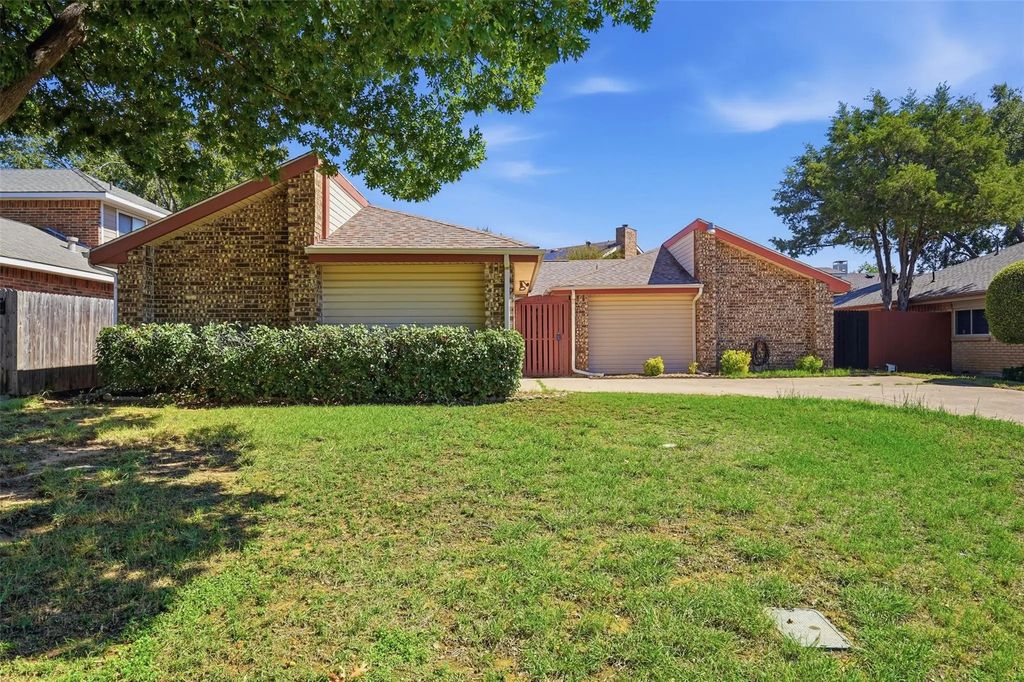 2405 Amber Hill Lane, Euless