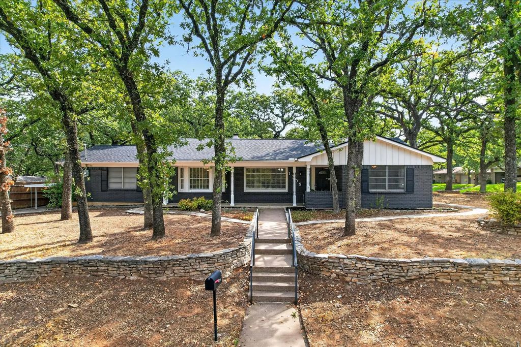 1708 Cimarron Trail, Hurst