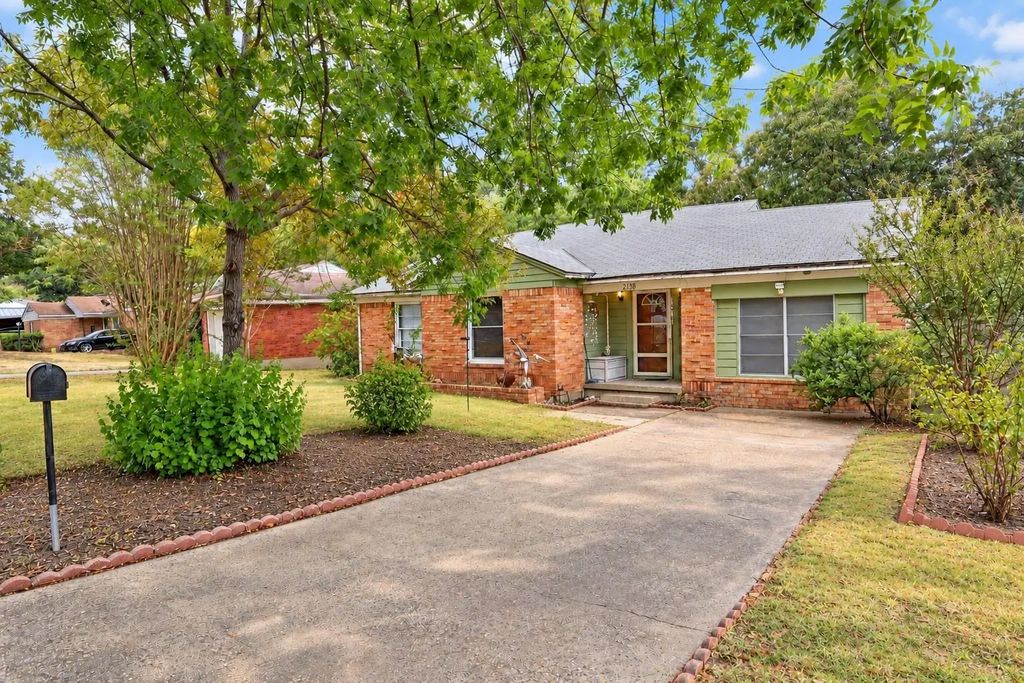 2138 Longwood Lane, Dallas