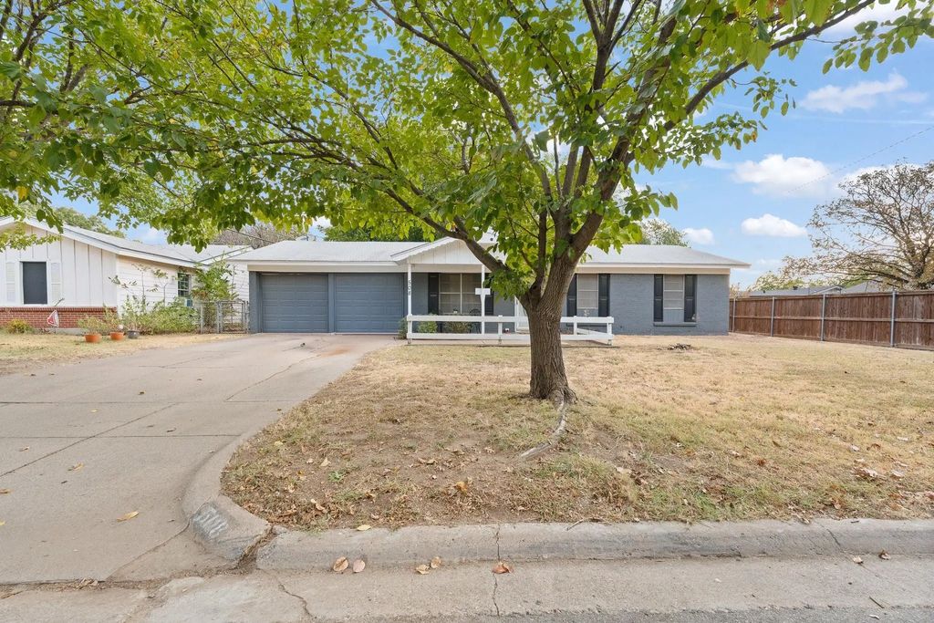 508 Nw Newton Drive, Burleson