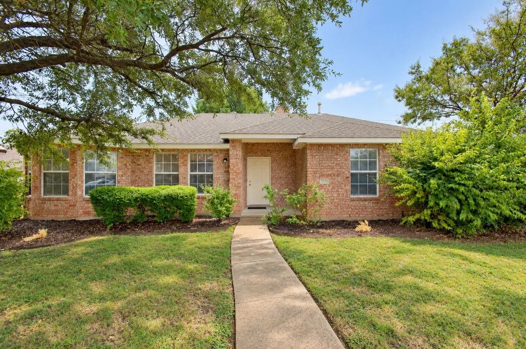 2040 Garden Crest Lane, Dallas