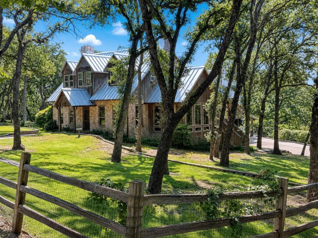 1100 Crazy Horse Trail, Burleson