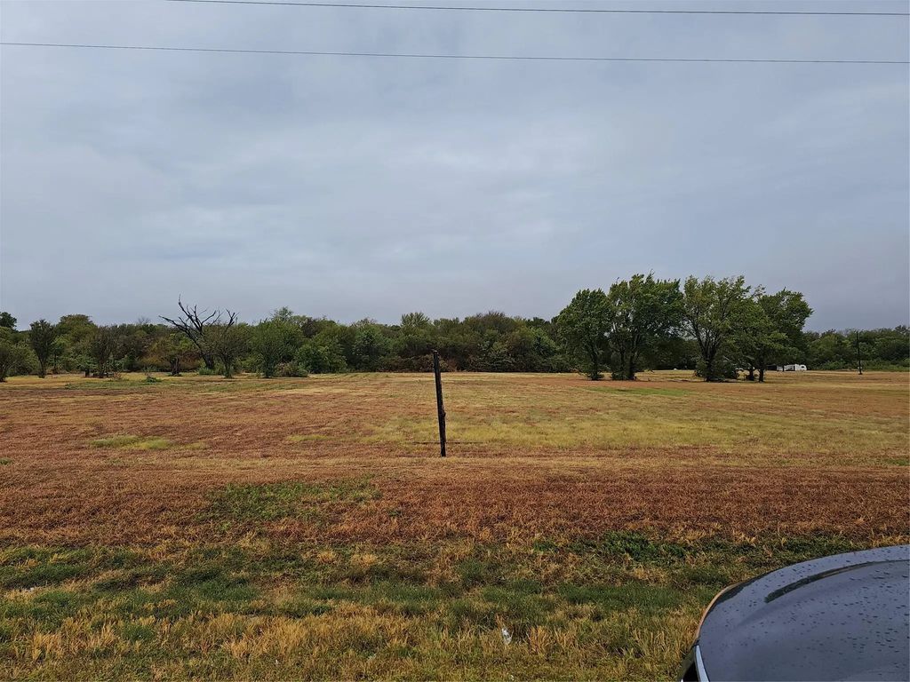 1105 I-45, Ennis