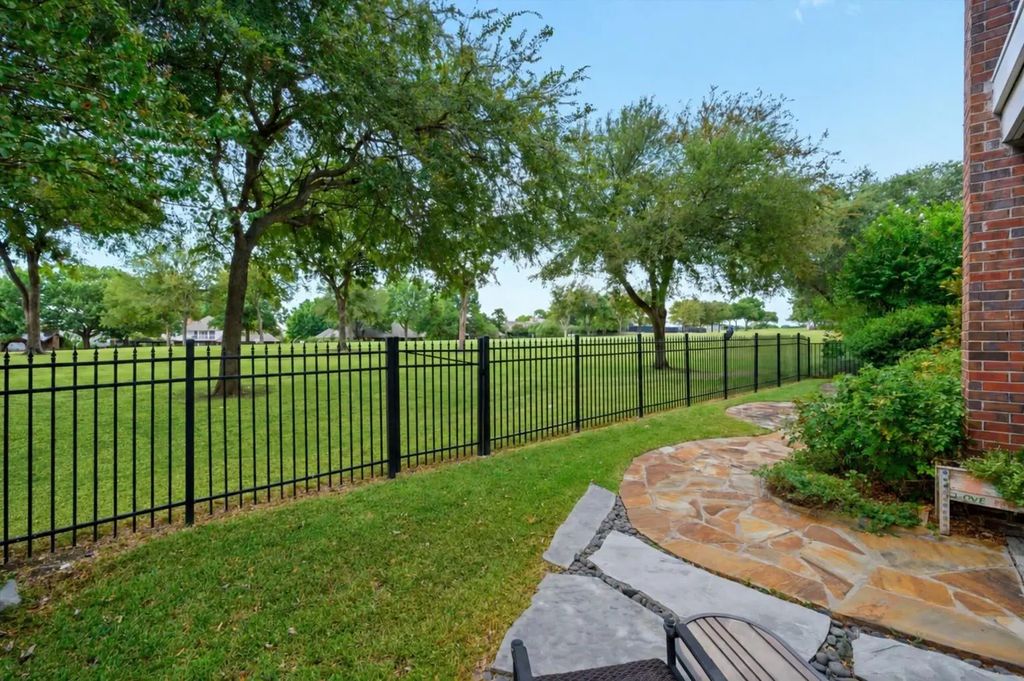 2005 Hillcrest Court, McKinney