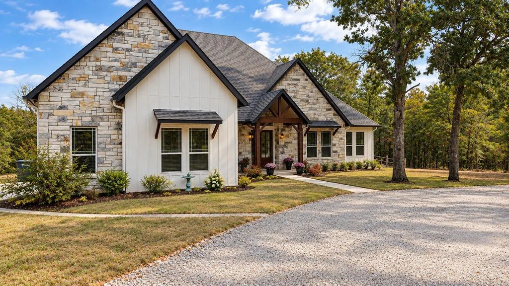 1098 Paradise Parkway, Poolville
