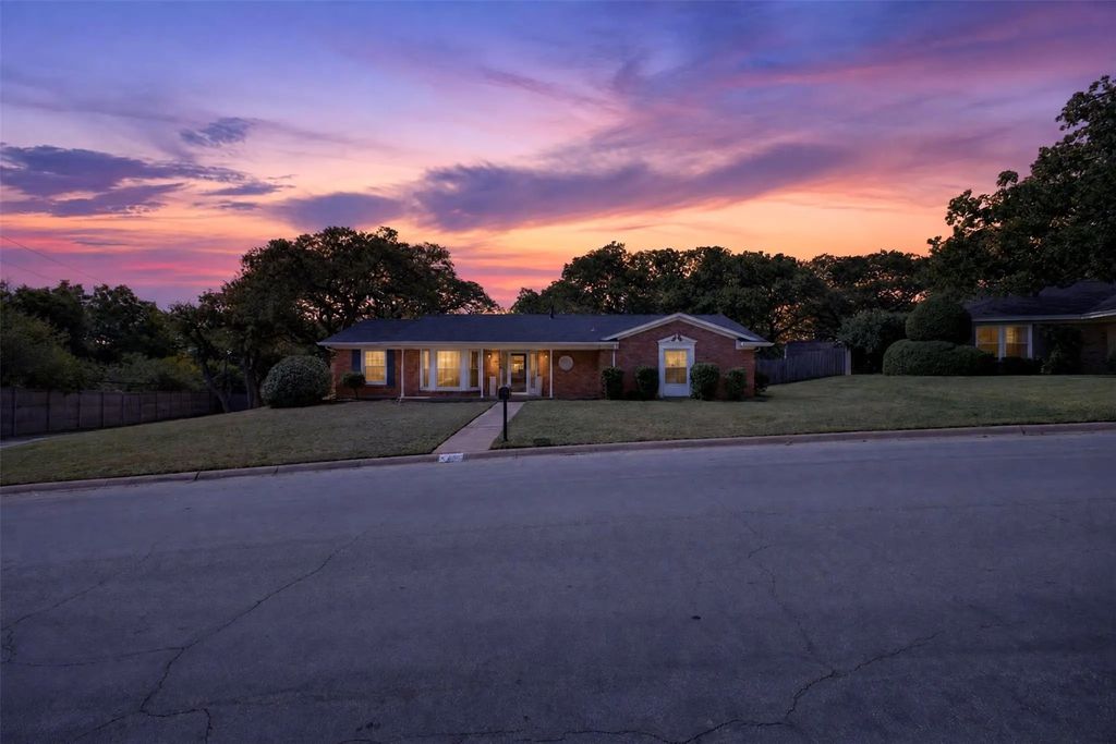 6109 Price Drive, North Richland Hills