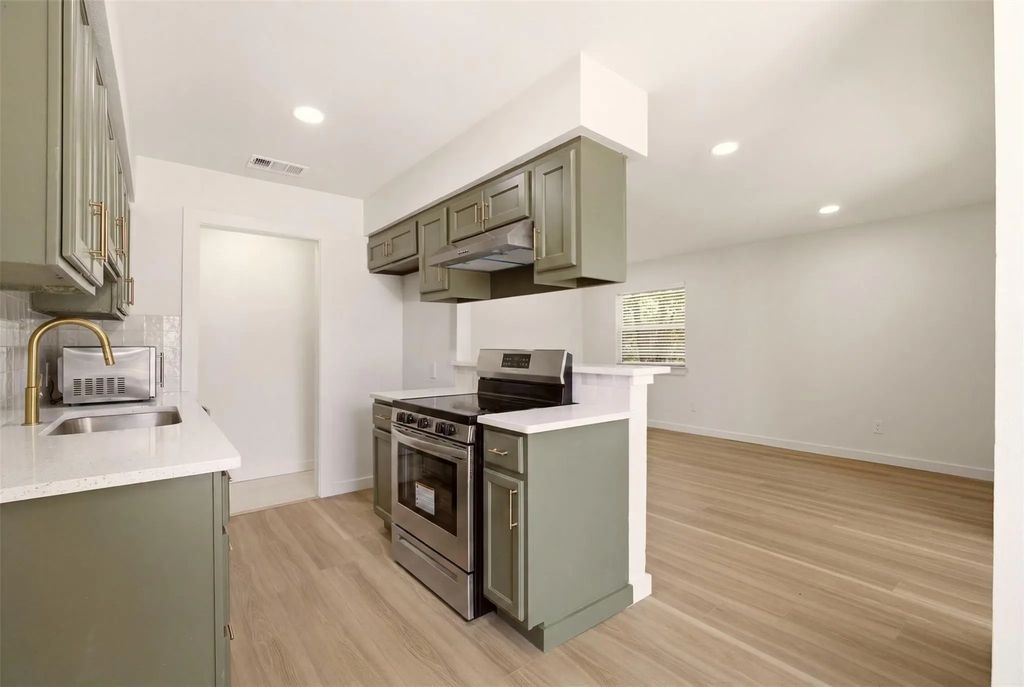 908 Isbell Road B, Fort Worth