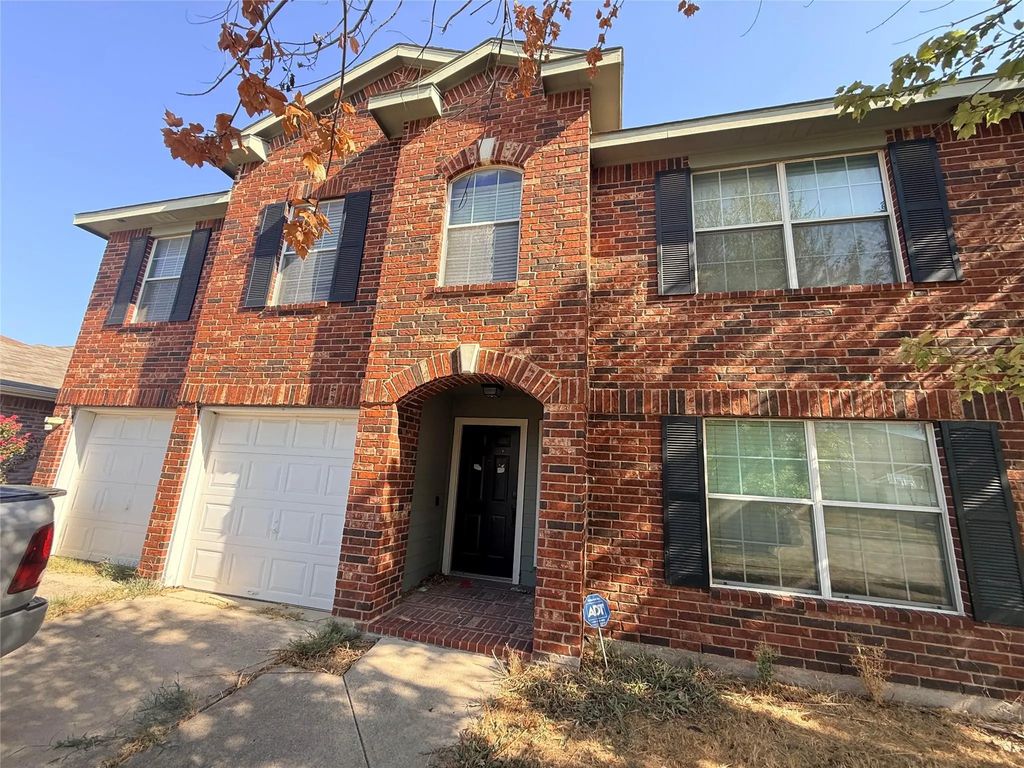 812 Jockey Club Lane, Fort Worth
