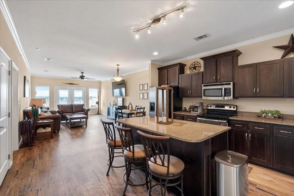 9900 Northshore Boulevard 32406, Corsicana