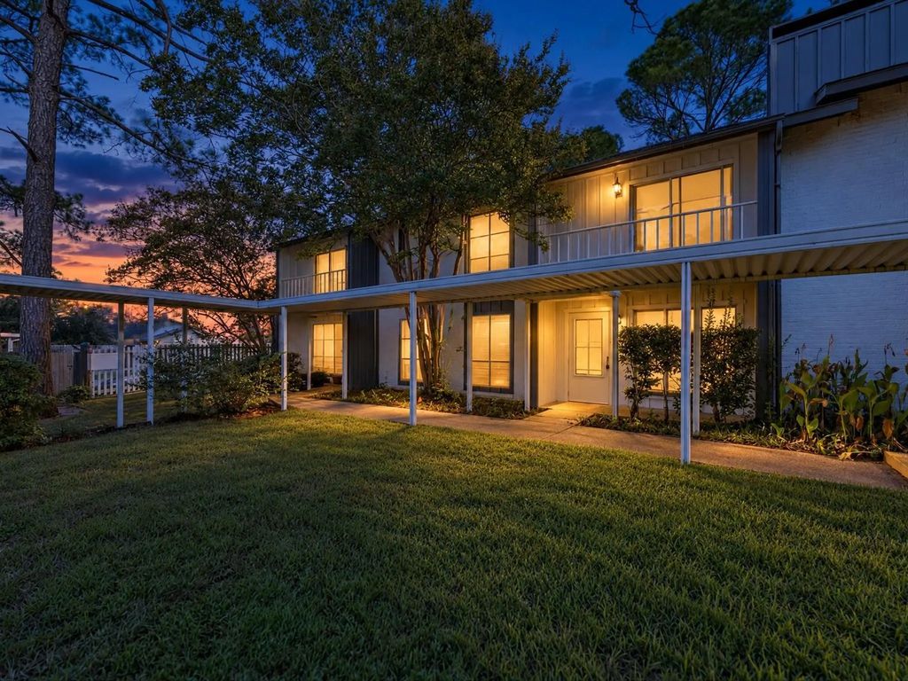 404 Hollyhill Lane 404, Denton