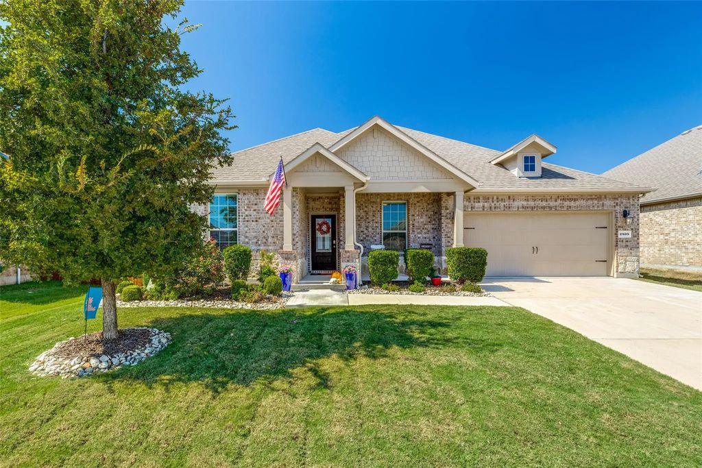 2809 Grizzly Road, Aubrey