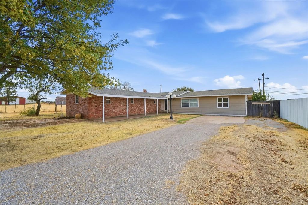 1202 Airport Road, Quanah