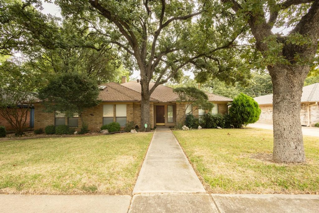 2818 N Creekwood Drive, Grapevine