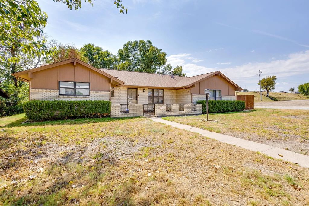 102 Roselawn Drive, Weatherford